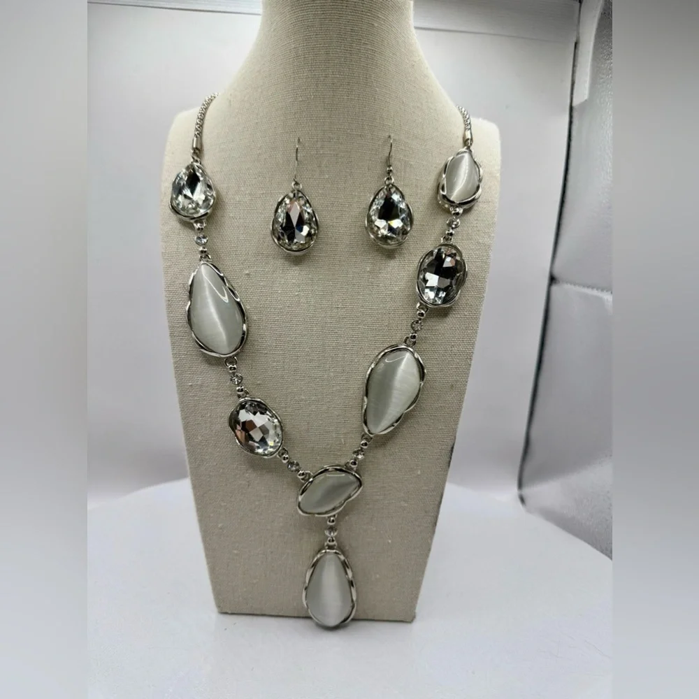 Crystal Necklace & Earrings Set Silver‎ Tone Jewelry Set - Picture 2 of 8